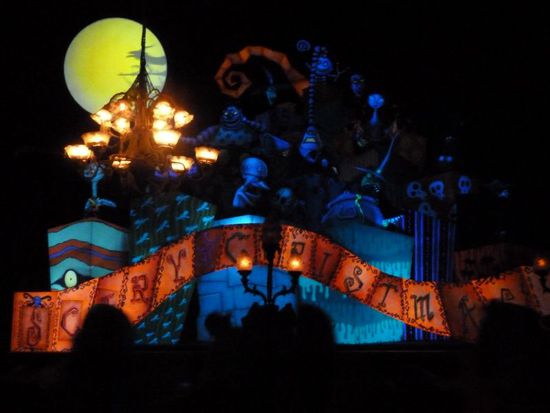 Einige Bilder von der Fahrt - nicht alle sind gut geworden wegen der Dunkelheit innen.
Man wurde durch einige Räume des Hauses zu Fuß geschleust und eine Stimme aus dem Off erzählte zur Einstimmung die gruselige Vorgeschichte zur Fahrt.
Nach einiger Zeit stieg man dann in Zweierwagen ein und fuhr durch den Rest des Hauses an allerhand gespenstischen Szenen vorbei an denen reges Treiben herrschte.