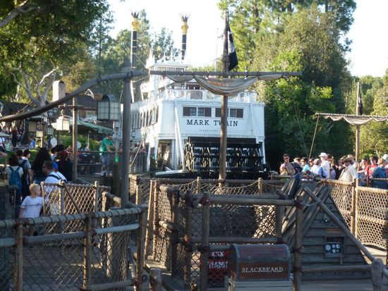 Der Schaufelrad-Dampfer Mark Twain liegt schon angetäut im Hafen, schade dass die letzte Fahrt schon um 16.15 Uhr war, da wären wir gerne noch an Bord gegangen.
Wie schnell hier der Tag rumgeht, die Zeit fliegt nur so davon.