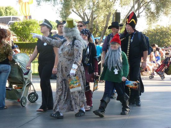 Die ganze Familie ist hier originell verkleidet, schade dass es bei uns solche tollen Kostüme nicht gibt.
Hier gibt es die schönsten Sachen für wenig Geld in jedem Walmart.