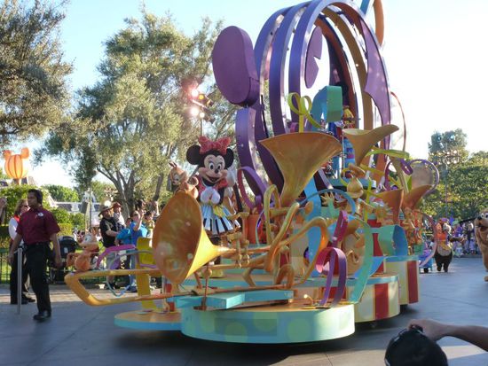 Dann beginnt die Parade mit viel Musik und Tamtam - der erste Wagen ist natürlich Micky und Minnie vorbehalten.
