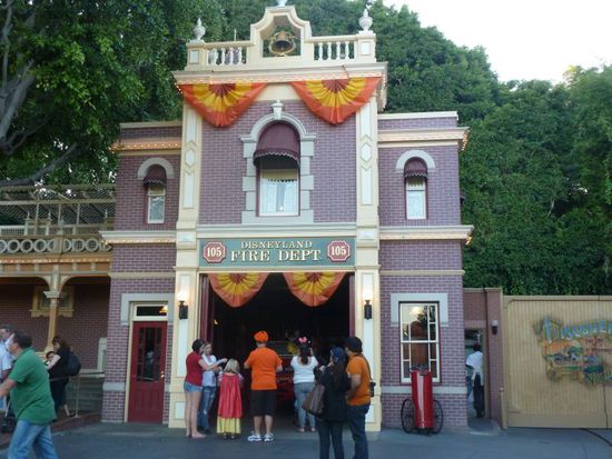 Das ist das Feuerwehrhaus von Disneyland.
Das besondere daran ist, dass oben im 1.Stock am großen Fenster in der Mitte immer eine Lampe brennt.
Dies ist seit dem Todestag von Walt Disney so, denn hinter den oberen Fenstern war seine Wohnung im Park.
Ich finde das ist eine sehr schöne Idee, es wird auch sehr dafür gesorgt dass die Lampe nie verlöscht.