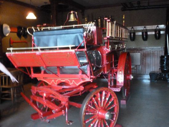 Unten steht eine alte Feuerwehrkutsche die perfekt zu dem Thema Jahrhundertwende der gesamten Main Street passt.