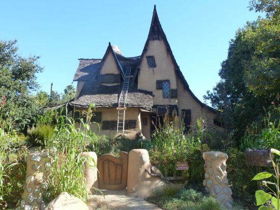 Unser erstes Ziel ist das Witch House in Beverly Hills.
Dieses Haus stand viele Jahre auf dem Gelände der Paramount Pictures und wurde für Filme eingesetzt.
Dann wurde es verkauft, abgebaut und hier wieder aufgebaut.
Mehrere Male wechselte es in den Jahren den Besitzer, heute wohnt eine alleinstehende Lady darin und die soll auch sehr nett sein.
Also keine Hexe........gottseidank!