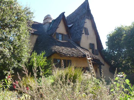 Das Haus wirkt absolut unwirklich zwischen all den Prachtvillen.
Der Garten wurde ganz neu gestaltet und dem Charme des Hauses angepasst, das ganze Grundstück sieht sehr märchenhaft aus und keiner würde sich wundern wenn Hänsel und Gretel um die Ecke geschlendert kämen.