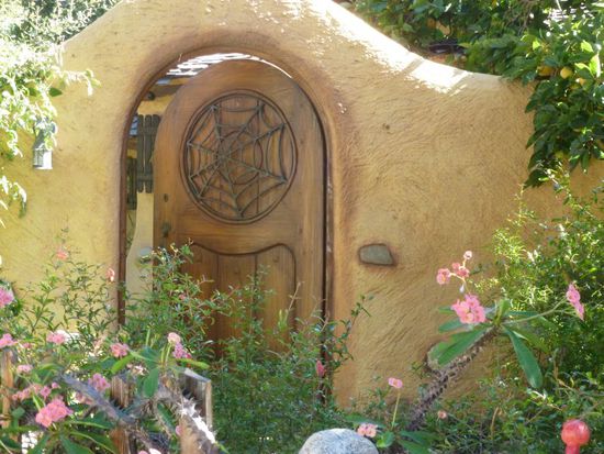 Ganz dem Stil des Hauses angepasst - der Seiteneingang mit Spinnweben-Tür.