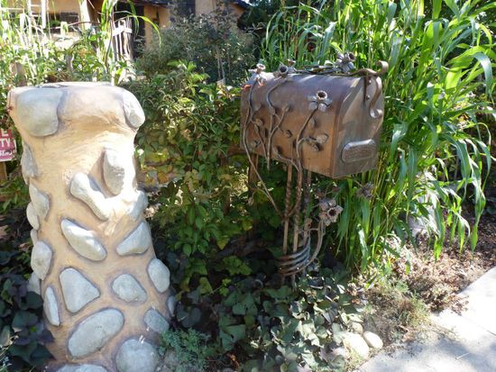 Die Eingangmauer mit romantischem Briefkasten.