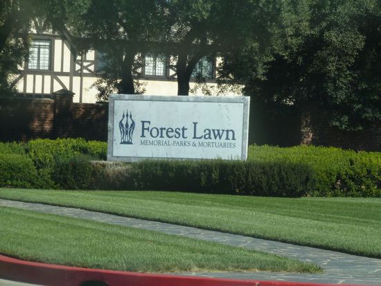 Wir fahren weiter nach Glendale zum Forest Lawn Friedhof und möchten dort zur Gruft von Michael Jackson.
Boah, das sind 35km - die Stadt Los Angeles ist einfach gigantisch groß!