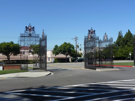 Das schön gestaltete Eingangstor zum Friedhof der Reichen.