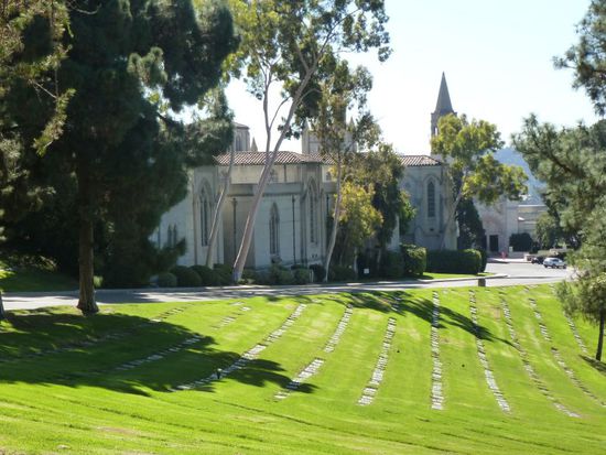 Es gibt hier keine Grabsteine wie wir sie kennen, sondern eher Gedenkplatten in Hülle und Fülle.
In Reihen angeordnet ziehen sich diese Platten über sämtliche Rasenflächen, das sieht sehr schön und dezent aus.
Man darf mit dem Auto in dem Friedhof-Park herumfahren, was auch gut ist, denn nun sind es schon 40 Grad im Schatten.
Auf diesem Bild sieht man vorne schon die Kathedrale in der die Gruft des Jackson-Grabes sein soll.
