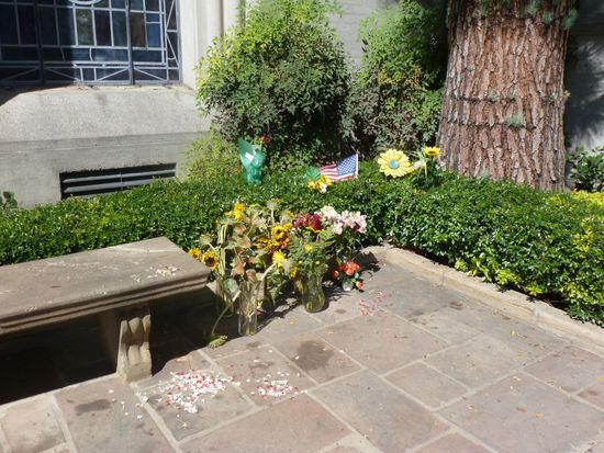 Wir finden sogar einen Parkplatz im Schatten und laufen die paar Meter zur Gruft.
Von all den vielen Fans kommen offenbar nicht mehr sehr viele hierher. 
Gerade mal diese paar verdorrten Blumensträuße für Michael waren hier zu sehen.
Schade eigentlich!
Ich habe diesen ganz besonderen Star und Menschen nicht vergessen und werde es auch nie.
Michael, you are allways in my heart!