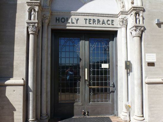 Hinter dieser Tür ist der Sarkophag mit dem mumifizierten Michael Jackson.
Bis zum Frühjahr konnte man direkt an den Steinsarg gehen.
Doch leider schändeten verrückte Menschen das Grab, schlugen sich als Souvenir Steine aus dem Sarg und sprühten Graffitti darauf.
Seitdem wurde der Zugang für Fans gesperrt, wie schade, so gerne wollte ich Michael direkt am Sarg gedenken.
An der Tür ist eine Klingel die man betätigen kann wenn man in die Räumlichkeiten hinein möchte.
Doch ich klingelte lieber nicht, denn die Vermutung lag nahe dass Fans kein Eintritt gewährt wird, sondern die Klingel eher für enge Familienmitglieder da ist.
Zumindest traute ich mich nicht zu klingeln.