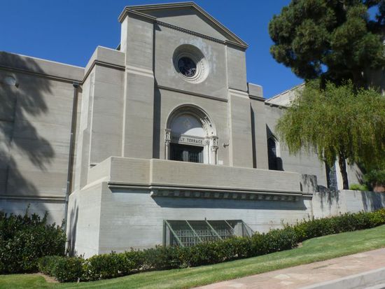 Wir machten noch ein Foto der Gruft im Ganzen und liefen wieder zum Parkplatz.
Was für ein schöner Friefhof, es ist so ruhig und friedlich hier, dazu so gepflegt.
Auf der Rückfahrt sehen wir zwei ältere Leute auf einem Rasenhügel mitten auf Grabplatten sitzen und ein Picknick machen.
Welche Vorstellung von Pietät haben die denn????
Es steht überall angeschrieben dass man das nicht soll.
Na ja, andere Leute, anderes Denken!