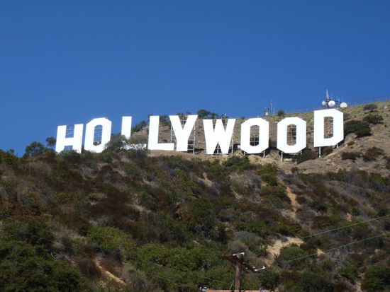 Wir fahren nach Los Angeles zurück und nun möchten wir möglichst nah an das Hollywood-Sign.
Die Adresse die wir zuhause von Willy bekommen haben, ist perfekt.
Wir kommen bis auf diesen kleinen Hügel an die 30m hohen Buchstaben heran.
Doch es stehen überall Warnschilder dass man sich hier nicht aufhalten darf und Bernhard ist es schon ganz mulmig und er vermutet dass gleich mehrere Polizeiautos um uns herum stehen werden.
So springe ich aus dem Auto und mache lediglich ein paar Fotos und weiter gehts.