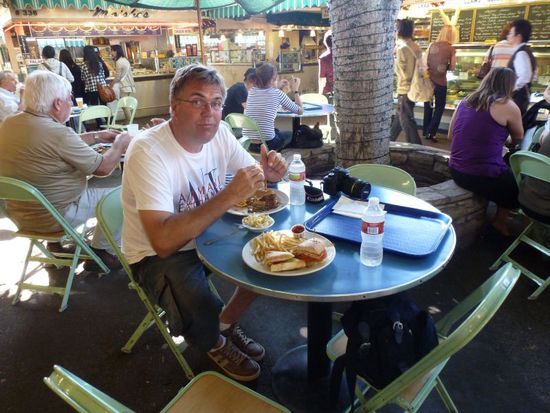 Mittlerweile ist es Mittag geworden und wir haben Hunger bekommen.
Also fahren wir zum Farmers Market, dort waren wir ja schon mal abends als dieser schon geschlossen war.
Wir schlendern an den vielen Ständen mit leckerem Essen vorbei, es gibt hier wirklich alles aus aller Welt - brasilianisch, arabisch, japanisch, italienisch, chinesisch - wir entschieden uns jedoch wieder einmal für gutes amerikanisches Essen.
Bernhard aß ein Philli-Cheese-Sandwich mit Salat und ich ein Chicken-Salad-Sandwich mit French Fries.
Es war lecker und reichlich.