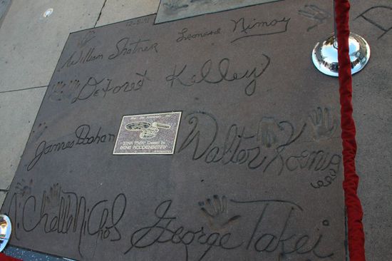 Die gesamte Besatzung des Raumschiff Enterprise hat hier unterschrieben.