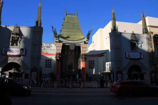 Das Grauman`s Chinese Theatre von der anderen Straßenseite aus gesehen.
