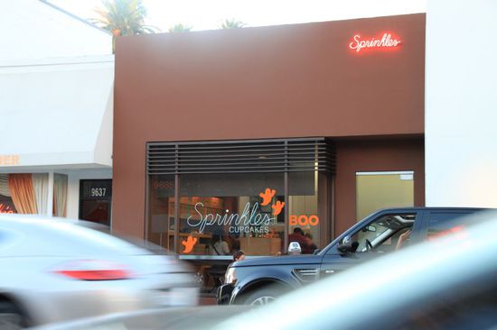 Unser letzter Stop gilt Sprinkles Cupcakes in Beverly Hills.
Es gibt hier die aller-aller-leckersten Cupcakes die man sich nur vorstellen kann.
Tagsüber stehen die Leute sogar Schlange vor dem Laden, obwohl man für vier dieser Cupcakes ganze 14 Dollar löhnen muss.
Aber wie sagte noch am ersten Abend unser Lieblings-Page in unserem Hotel zu uns: "All in Beverly Hills is much expensive."
Und das stimmt absolut!
Jetzt am Abend ist nicht mehr soviel los im Laden und ich habe nur wenige Leute vor mir.
Das ist gut so, denn ich kann gemütlich und ohne Zeitdruck meine favorisierten Sprinkles auswählen.
Bernhard dreht draußen einige Runden um den Block weil man hier an dieser Stelle des Santa Monica Boulevards nicht gut parken kann.