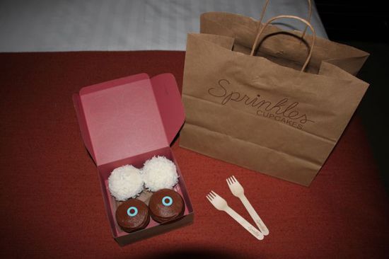 Im Hotel angekomen bannen wir erstmal unsere erworbenen Sprinkles aufs Foto.
Für jeden ein Coconut-Cupcake und ein Dark-Chocolate-Cupcake.
Verpackt in einer schönen, edlen Schachtel mit Holzgabeln in die SPRINKLES eingebrannt ist.
Sogar Angelina Jolie und Tom Cruise sollen laut Internet diese köstlichen Cupcakes lieben.
Wir möchten sie am nächsten Morgen zum Frühstück essen.