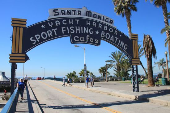 Schnell erreichen wir den Santa Monica Pier und finden sogar einen Parkplatz mit Parkuhr am Straßenrand.
Wir werfen unser letztes Kleingeld ein und los gehts.
Hier am Pier weht ein angenehm laues Lüftchen und es macht richtig Spaß die letzte Zeit die uns bleibt noch hier zu verbringen.