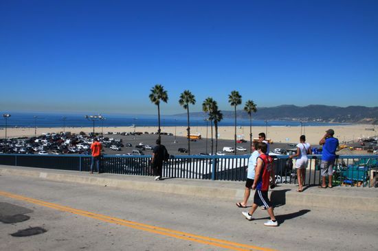 Am Ende des Piers sieht man schon den blauen Pazifik leuchten.
Das Herz wird uns schwer dass die letzten Stunden in Kalifornien anbrechen, wir sind endgültig infiziert und möchten so bald wie möglich wieder hierher zurück kommen.
Jeder Tag dieses Urlaubs hatte zwei bis drei Stunden zu wenig.