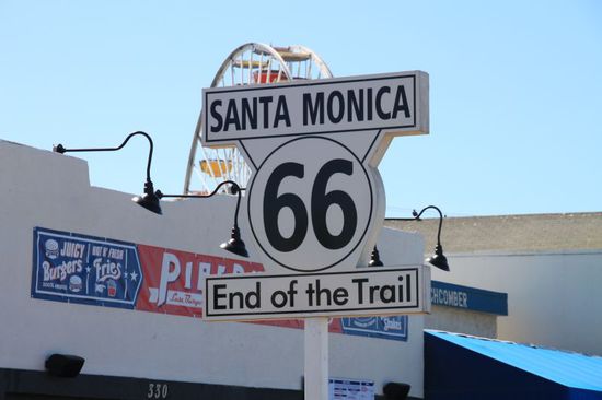 Mitten auf dem Pier steht ein Schild das zeigt dass hier das endgültige Ende der Route 66 ist.
Zu früherer Zeit ging die Straße bis hierher, heute erreicht man das offizielle Ende nur zu Fuß auf dem Pier.
Das Schild erinnert uns an unsere Zeit auf der Route 66 und an Angel Delgadillo.