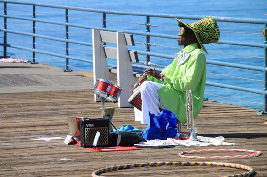 Auf dem Pier sitzt dieser Schwarze und macht mit seinen spärlichen Instrumenten tolle Musik - vor allem hat er extrem Rhythmus im Blut und singt total klasse.
Als wir uns im Shop gegenüber die letzten T-Shirts aussuchen, hören wir von draußen:"Roooxxaaaaaannnne."
Wirklich abgefahren - das relaxte Leben in Kalifornien ist sehr ansteckend und wir hoffen dass wir davon ein kleines bisschen in unseren Alltag in Deutschland mitbringen können.