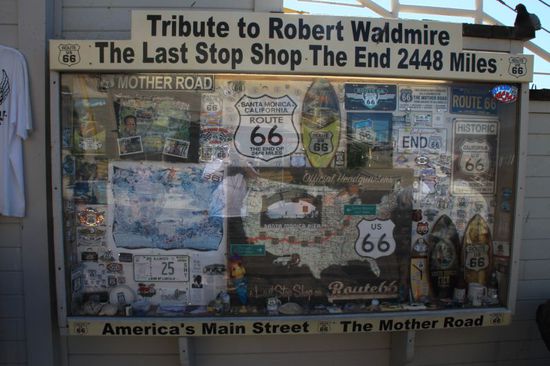 Erinnerungsstücke und Plakate der alten Route 66.
Wir träumen davon einmal die ganze Strecke von Chicago bis in den goldenen Westen nach Los Angeles mit dem Auto zu fahren.
Mal sehen - vielleicht nimmt dieser Traum ja bald Formen an.
Denn Träume zu verwirklichen ist das Schönste das es gibt auf der Welt.
Diese Reise war unser Traum und es war goldrichtig diesen genau jetzt zu diesem Zeitpunkt zu verwirklichen.
Nun wird wieder neu geplant und ich bin sicher dass uns das mühelos gelingen wird.