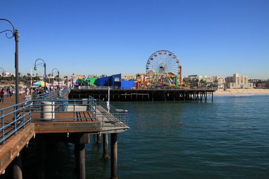 Ein ganzer Vergnügungspark mit Riesenrad und Achterbahn ist auf dem riesigen Holzsteg aufgebaut.