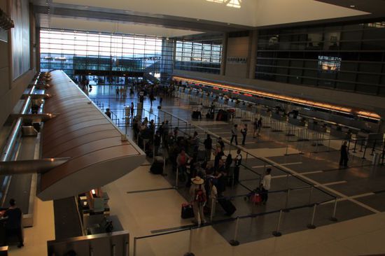 Ein bisschen Chaos haben wir bis wir den Car Rental Return finden, aber irgendwie finden wir auch diese Adresse nach einiger Zeit.
Dann geht alles ganz schnell - alles Sachen aus dem Auto - unserem treuen Gefährten Johnny White ein letztes Goodbye gesagt und da stehen wir dann mit unseren Koffern auf dem Bürgersteig.
Der erste Shuttle zum Terminal ist voll, also warten wir auf den nächsten der uns schnurstracks zum Flughafen LAX bringt.