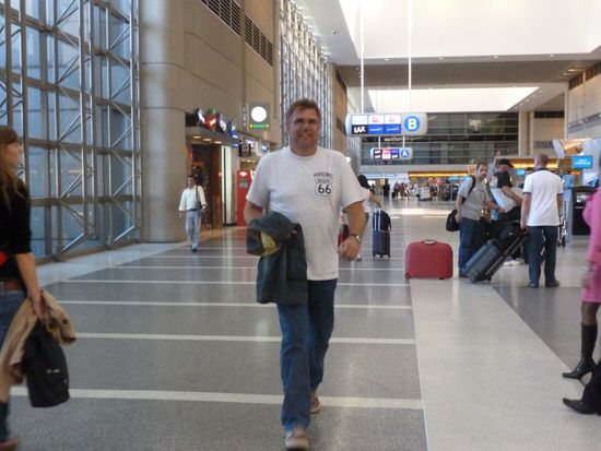 Bernhard wechselte noch seine kurze Hose gegen eine lange Hose.
Schließlich kommen wir nun schlagartig vom Hochsommer in den kalten deutschen Herbst.
Im Flieger erfahren wir vom netten Steward dass in Deutschland die Sonne scheint - na das ist doch schon mal was!
Fast pünktlich um 19.10 Uhr heben wir ab.
Die sorgenfreieste, schönste und abenteuerlichste Zeit unseres bisherigen Lebens ist zu Ende.