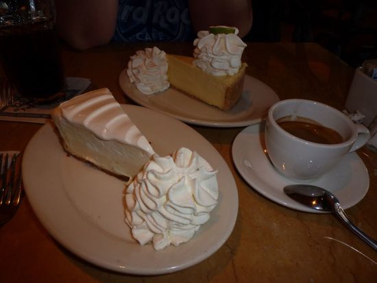 Wir sind zwar ganz schön satt, trotzdem müssen wir uns unbedingt noch die Spezialität des Hauses - Cheesecake - probieren.
Diesen gibt es hier in über 40 Sorten und die Wahl fällt schwer.
Bernhard nimmt schließlich den "Original Chesecake" und ich probiere den "Key Lime Cheececake".
Seht euch das Foto an - da braucht es keine weitere Erklärung!