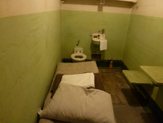 Hier eine der original eingerichteten Zellen.
Die ist nur 2,70m lang und 1,70m breit und ziemlich eklig.
Es ist feucht und kalt, unglaublich wie die Menschen hier gehalten wurden.
Gut es waren Schwerverbrecher, aber trotzdem doch irgendwie auch Menschen.
Jeder macht ein erschüttertes Gesicht und alle denken wohl in etwa das Gleiche.