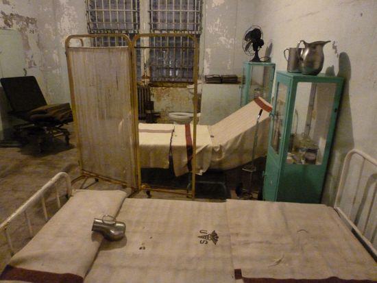 Das Hospital - kalt, alt und absolut furchtbar.
Wenn man sich vorstellt in diesem "Ambiente" im Krankenhaus zu liegen.
Im Hintergrund steht noch eine Untersuchungsliege.