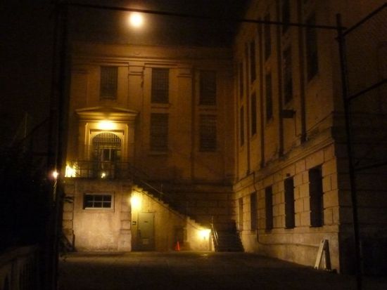 Hier die Außenansicht im Dunkeln von Alcatraz kurz vor der Rückfahrt.