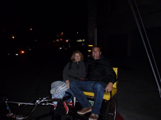 Er hatte nicht eher Ruhe bis er uns noch in seiner Rikscha fotografiert hatte. 
Man sieht an unseren Gesichtern was wir für einen Spaß hatten!