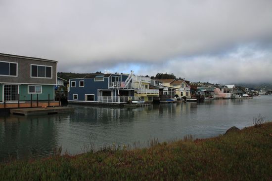 Unser nächstes Ziel an diesem Vormittag sind die Stelzenhäuser auf dem Wasser in dem Küstenstädtchen Sausalito.
Echt klasse wenn man hier wohnt, man sieht dass es Leute sind die nicht auf den Cent schauen müssen.
Jedes Haus ist sehr individuell gestaltet.
Einige sind besonders toll.