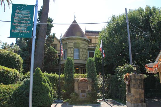 Das Winchester Mystery House ist ein "Mansion House", es soll dort spuken.
Hintergrund der Geschichte ist das Ehepaar William Winchester und seine Frau Sarah Pardee Winchester.
William Winchester ist der Erfinder des Winchester Gewehres, 
jeder kennt ja den Erfolg dieser Schießeisen zu früheren Zeiten im Wilden Westen.
Das Ehepaar wurde dadurch überaus wohlhabend und sie kauften sich ein Farmhaus in San Jose.
Sie bekamen ein Kind - Annie - dieses starb mit 6 Wochen an einer rätselhaften Krankheit.
5 Jahre später starb William Winchester völlig überraschend an einem Herzschlag.
Mit diesen fürchterlichen Schicksalsschlägen wurde seine Frau Sarah Pardee nicht fertig.
Sie war davon überzeugt dass die Seelen der mit einer Winchester erschossenen Menschen sie strafen wollen und nun auch ihre Seele holen wollen.
Daraufhin fing sie an das Haus insgesamt 40 Jahre lang umbauen zu lassen.
Das Haus wurde erweitert, angebaut, Türme wurden angesetzt und jeder Raum musste etwas mit der Zahl 13 zu tun haben.
Dreizehn Fenster, dreizehn Kerzen im Kronleuchter und ähnliches.
Nach einem Erdbeben kam ein Turm zum Einsturz und sie wurde in ihrem Schlafzimmer verschüttet, überlebte aber unverletzt.
Nun fing sie an Fallen im Haus einzubauen da sie überzeugt war die Geister würden sie jagen und töten wollen.
So kam es zu Türen die einfach ins Nichts führen und zu Treppen die an der Zimmerdecke enden oder zu Räumen die nur 1 cm groß sind.
Da die kleine Sarah Pardee nur 1,40m groß war und an Arthritis litt, sind die meisten Treppen im Haus nur wenige cm hoch, man läuft dadurch ganz komisch.
Es war sehr interessant obwohl die Führung auf englisch war und wir nicht alles verstanden haben.