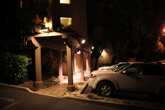 Hier geht es zu unserem Zimmer - wir sind in einem Nebengebäude untergebracht.
Unser Auto steht vorne gleich auf dem ersten Parkplatz.