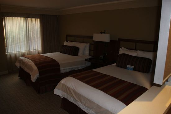 Das ist unser Zimmer - für jeden ein großes Bett.
Wow - was haben wir für eine Menge Platz hier.
Wir sind komplett zufrieden und fühlen uns sofort wohl.