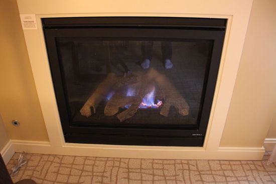 Haben sogar einen Kamin im Zimmer der auf Knopfdruck entzündet werden kann.
Hier nur mal zum Spass angemacht - es wird viel zu warm im Zimmer wenn man den anmacht.
Aber toll ist es trotzdem!