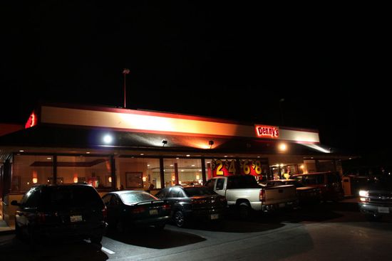 Um die Ecke ist ein Denny`s Diner - dort essen wir zu Abend für sage und schreibe umgerechnet 13 Euro.
Getränke gibt es hier "free Refill", das heisst man bekommt nachgeschenkt so oft man möchte.
Echt klasse - aber die Portionen sind eindeutig zu riesig für unsere kleinen deutschen Mägen.
Satt und müde kehren wir zum Hotel zurück und sind schon wieder auf morgen gespannt!
Gute Nacht, ihr alle und Danke für eure Gästebucheinträge.
Wir freuen uns jeden Tag über neue Reaktionen von euch, dann weiß man doch dass da am anderen Ende auch jemand ist der das alles auch liest. 
Ach ja - vom Kapitel "Flug und erste Eindrücke in San Francisco" gibt es jetzt auch Fotos - schaut mal rein.