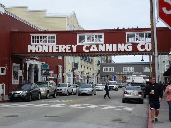 Kurzer Blick in die Einkaufsmeile.
Da Sonntag ist sind eine Menge Leute unterwegs.