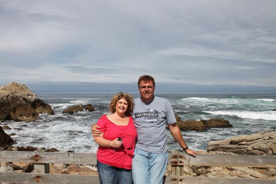 An einem der Aussichtspunkte lernen wir ein nettes amerikanisches Ehepaar kennen die gerne bereit sind ein Foto von uns beiden zu machen.