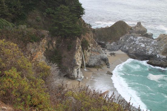Die Pfeiffer Falls im Julia Pfeiffer Burns State Park.
Kein Mensch kann diese Bucht erreichen, sie liegt komplett in einer Steilküste.
