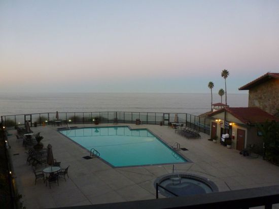 Als wir am frühen Morgen die Vorhänge aufziehen,
schauen wir auf dieses Bild.
Gestern abend war ja schon dunkel.
Wir glauben kaum dass wir so eine schöne Aussicht haben.
Dabei hat das Hotel nur etwa 70 Euro für uns beide gekostet.