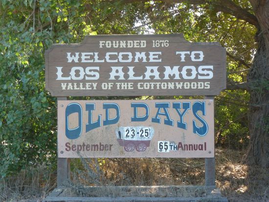 Wir checken im Hotel aus, schnell die Koffer ins Auto und schon geht es wieder on the Road.
So langsam bekommen wir eine gewisse Routine.
Das erste Ziel für heute ist Los Alamos, eine Westernstadt in der die Zeit stehen geblieben scheint.
Hier steht das älteste Hotel der USA, dem ehrwürdigen Union Hotel von 1880.
Und das Beste ist - alles ist original.