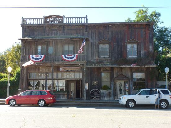 Zuerst machen wir Bilder von außen.
Gerne würden wir mal einen Blick ins innere werfen.
Fragen kann man ja mal.
Freundlich fragen wir an der alten Rezeption ob wir uns umschauen dürfen und einige Fotos machen können.
Sehr gerne  - war die Antwort, wir sollen uns gerne alles anschauen.
Na, das lassen wir uns nicht zweimal sagen.