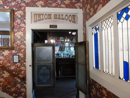 Der Saloon - eine Schießerei findet gottseidank gerade nicht statt.....