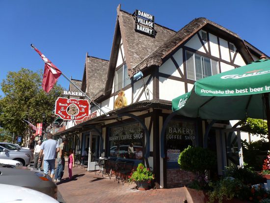 Hier die Danish Bakery mit köstlichem Gebäck und europäischen Brötchen. Wir bummeln bei strahlend blauem Himmel und 35 Grad die Straße entlang und entdecken einen Pet Shop.
Dort kaufen wir für unseren Hund einen quakenden Frosch und einem Kürbisgesicht mit dehnbaren Plüschbändern zum Ziehen.
Dann noch getrocknete Fleischstreifen vom Truthahn.
Unsere kleine Maja zuhause wird hoffentlich begeistert sein.