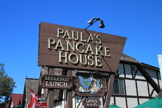 Wir entdecken dieses Pancake House und dort kann man herrlich draußen sitzen.
Da wir ein bisschen Hunger haben setzen wir uns und wollen eine Kleinigkeit essen.
Die Bedienungen tragen dänische Tracht die aber kaum über den Hintern reicht und weiße Kniestrümpfe - das sieht ziemlich doof aus irgendwie.
Ob die sich wohl fühlen in den Klamotten?